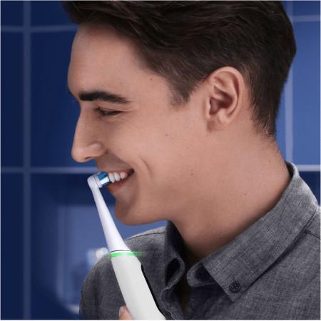 Oral-B Electric Toothbrush | iO6 | Rechargeable | For adults | Number of brush heads included 1 | Number of teeth brushing modes